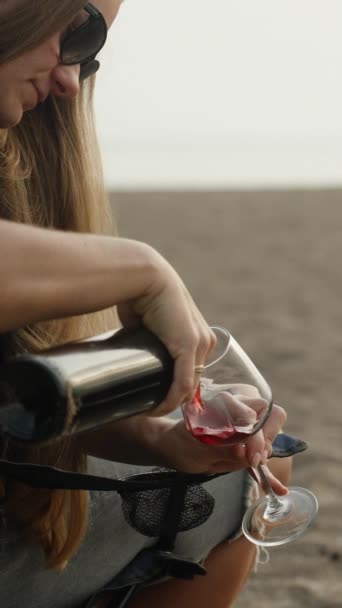 Genç Kadın Deniz Kenarındaki Bir Sandalyeye Oturur Bir Bardağa Şarap — Stok video