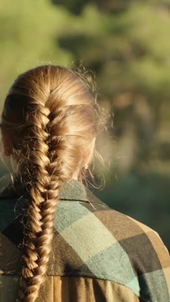 Eine Junge Frau Mit Langen Haaren Und Sense Geht Bei — Stockvideo