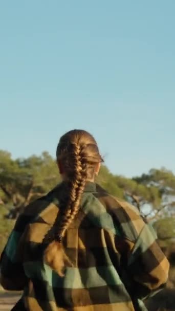 Młoda Kobieta Warkoczem Włosów Koszuli Kratę Biegnie Przez Las Zachodzie — Wideo stockowe