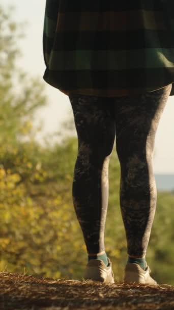 Uzun Bir Yamaçta Taytlı Ekose Gömlekli Genç Bir Kadın Gün — Stok video