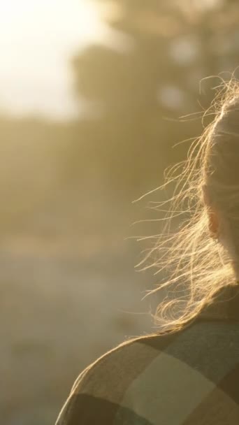Gözlüklü Genç Bir Kadın Ormanda Ekose Gömlekli Bir Kadın Gün — Stok video