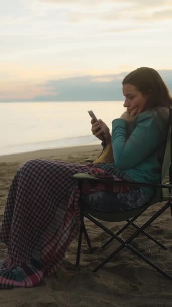 Joven Está Sentada Una Silla Cubierta Con Una Manta Playa — Vídeos de Stock