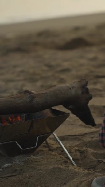 Eine Junge Frau Lagerfeuer Ufer Des Meeres Mit Einer Decke — Stockvideo