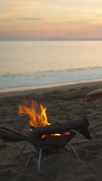 Atardecer Orilla Del Mar Una Joven Está Sentada Una Silla — Vídeos de Stock