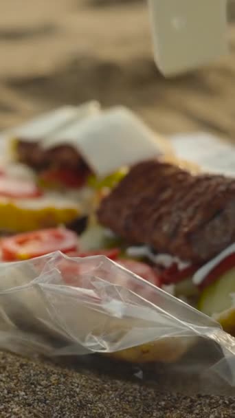 Picknick Het Strand Aan Zee Doe Kaas Vlees Een Broodje — Stockvideo