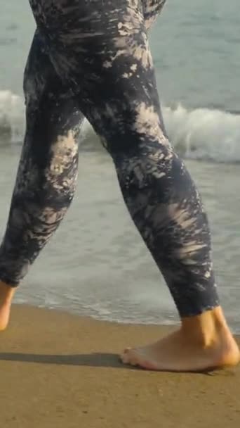 Die Beine Einer Jungen Frau Leggings Einem Sandstrand Meer Sie — Stockvideo