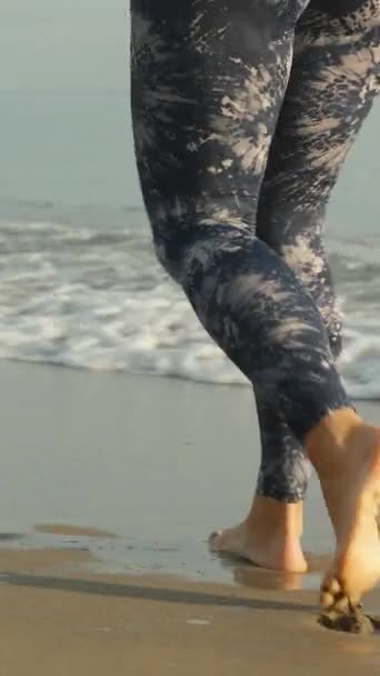 Nogi Młodej Kobiety Legginsach Chodzącej Piasku Uciekającej Przed Falą Zbliżenie — Wideo stockowe
