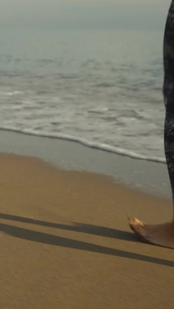 Una Joven Descalza Con Polainas Recorre Playa Largo Del Mar — Vídeos de Stock