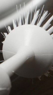 Bir tuvalet fırçası alıp temizliyorum. Birinci şahıs görüşü. Aşırı yakın çekim. Dikey video Sosyal Ortamı