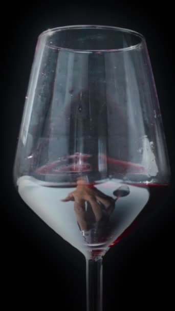 Ένα Ποτήρι Κόκκινο Κρασί Μαύρο Φόντο Απλώνω Χέρι Μου Και — Αρχείο Βίντεο