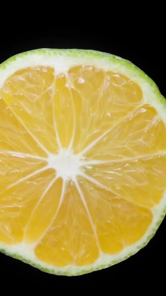 Eine Halbe Mandarine Von Oben Rotiert Auf Schwarzem Hintergrund Vertikales — Stockvideo