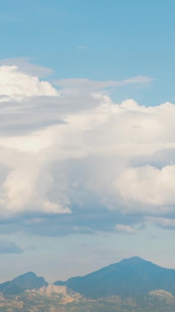 雲が山の上に集まって 時が経つ 垂直ビデオ ソーシャルメディア — ストック動画