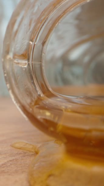 カメラはスプーン 蜂蜜とトルコのお菓子の瓶の下にスライドし 蜂蜜はそれらから流れます ドリー スライダー 極端な クローズアップ垂直ビデオソーシャルメディア — ストック動画