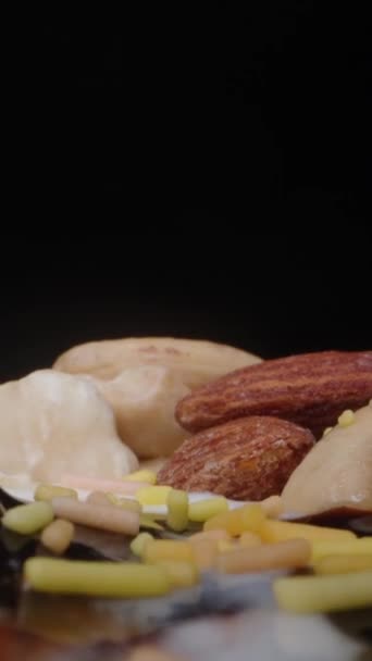 冰淇淋加坚果 巧克力倒入 黄色在糖的顶部洒 多莉滑翔机 极端特写 垂直视频社交媒体 — 图库视频影像