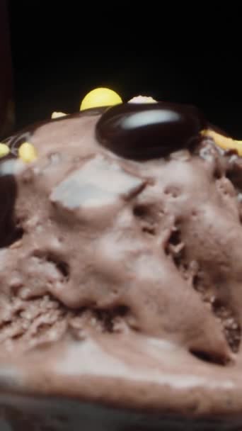 巧克力冰激凌和糖洒水轮流 我把巧克力和特写的垂直视频 社交媒体 倒入其中 — 图库视频影像