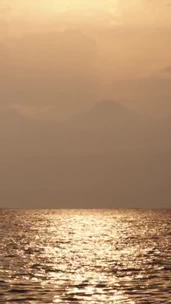 雲と山と海を渡るオレンジ色の太陽 垂直ビデオ ソーシャルメディア — ストック動画