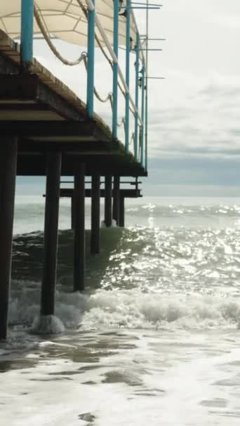 Píer Madeira Junto Mar Mar Depois Tempestade Nuvens Céu Vídeo — Vídeo de Stock