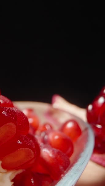 Camera Drives Red Pomegranate Seeds Shifts Focus Foreground Dolly Slider — Stock Video