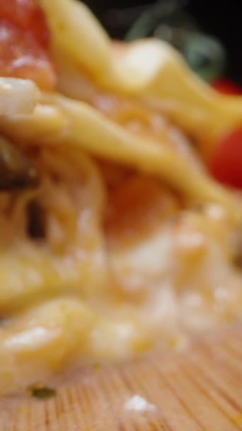 Twee Plakjes Lasagne Met Tomaten Een Houten Tafel Zwarte Achtergrond — Stockvideo