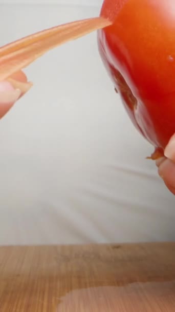 소녀는 껍질에서 토마토를 클로즈업 비디오 미디어 — 비디오