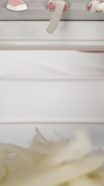 Kamera metal rendesinin içinde, peynir yukarıdan düşüyor, kaydırıyor, aşırı yakın plan. Dikey video Sosyal Ortamı