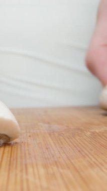 Genç kadın şampiyonları kesiyor. Sürgülü, aşırı yakın çekim. Dikey video Sosyal Ortamı