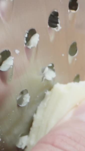 소녀는 그레이터 Pov 근접에 치즈를 문지릅니다 비디오 미디어 — 비디오