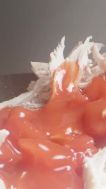 Kip Een Koekenpan Wordt Gegoten Met Tomatensaus Voor Lasagne Close — Stockvideo