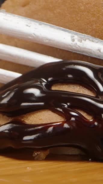 Breek Een Stuk Pannenkoeken Met Chocolade Met Een Vork Extreem — Stockvideo