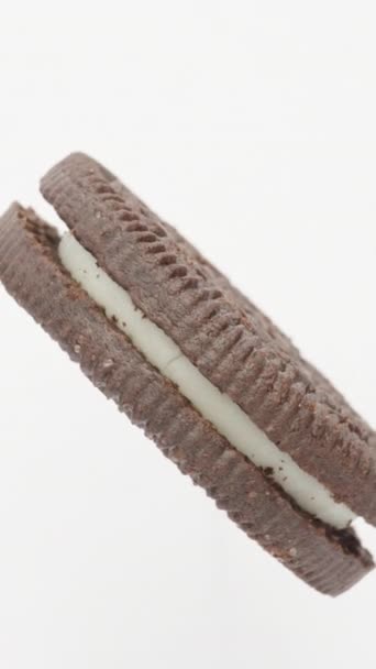 Biscoitos Chocolate Preto Com Creme Leite Entre Duas Metades Girando — Vídeo de Stock