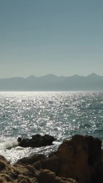Mar Dia Ensolarado Vista Das Rochas Montanhas Distância Vídeo Vertical — Vídeo de Stock