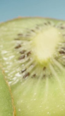 Dikey Sosyal Medya Kivi videosu mavi gökyüzünün altında dilimleniyor. Dolly kaydırıcı aşırı yakın çekim.