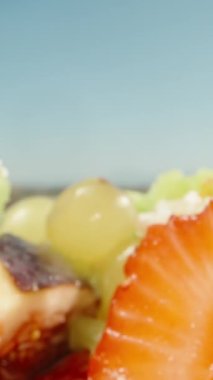 Meyve salatasına kivi sıkıyorum. Dolly Slider aşırı yakın çekim. Dikey video Sosyal Ortamı