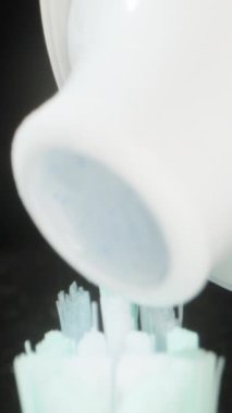 Fırçaya mavi kristalli beyaz diş macunu koydum. Dolly Slider aşırı yakın çekim. Dikey video Sosyal Ortamı