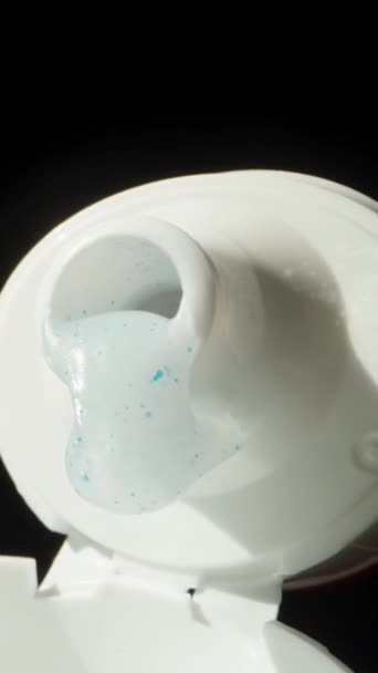 Βγάζω Λευκή Οδοντόκρεμα Μαύρο Φόντο Dolly Slider Ακραία Από Κοντά — Αρχείο Βίντεο