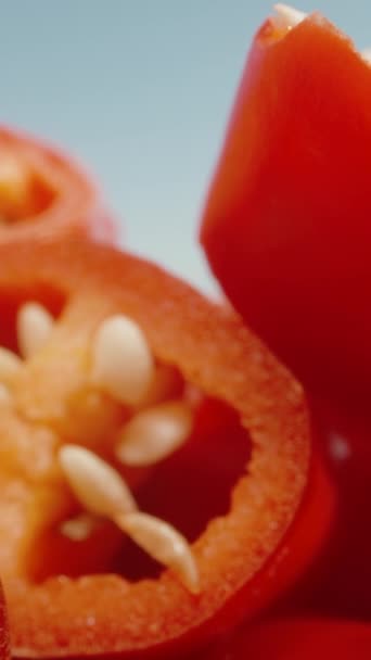 Krájená Červená Paprika Modrá Obloha Dolly Slider Extrémní Detailní Záběr — Stock video