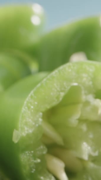 Snijd Groene Peper Tegen Een Blauwe Lucht Achtergrond Dolly Slider — Stockvideo