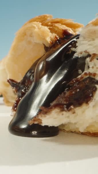 半边羊角面包 巧克力从里面流出来 在露天吃早餐 多莉滑行极端特写 垂直视频社交媒体 — 图库视频影像