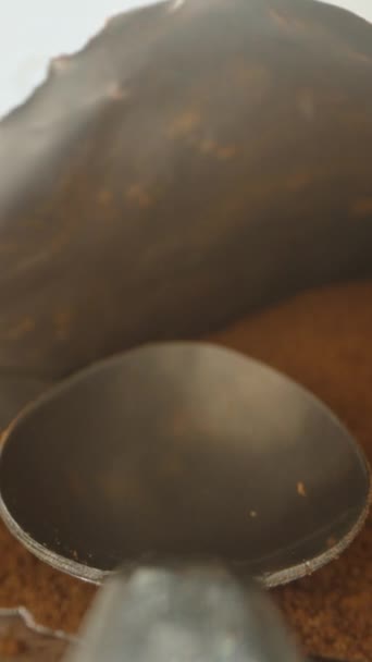 Экстремальный Крупный План Достаю Растворимый Кофе Сумки Ложкой Завтракаю Слайдер — стоковое видео
