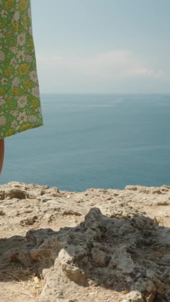 Młoda Kobieta Zielonej Sukience Stoi Krawędzi Klifu Morzu Statki Pływają — Wideo stockowe