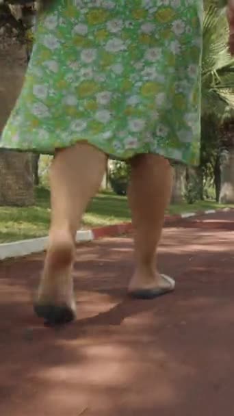 Eine Junge Frau Läuft Auf Einem Roten Laufband Die Kamera — Stockvideo