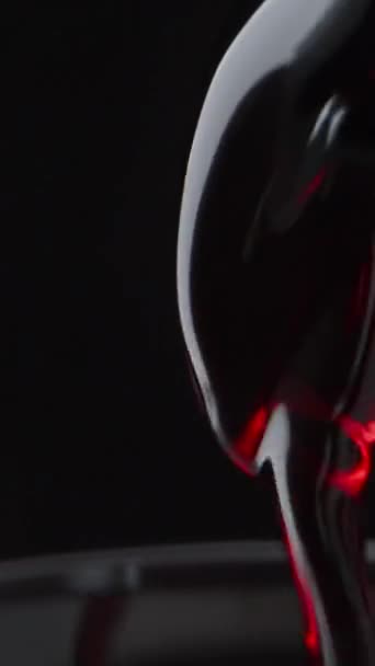 Ich Gieße Rotwein Ein Glas Auf Schwarzem Hintergrund Dolly Schieberegler — Stockvideo