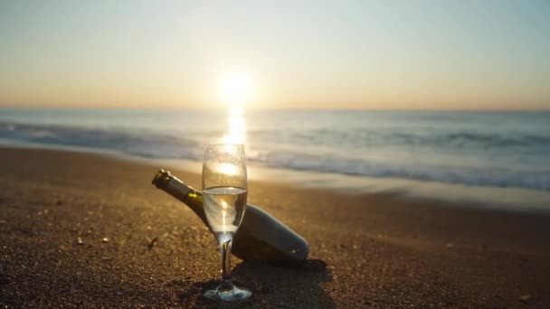 Açık Bir Şişe Şampanya Deniz Kıyısında Dolu Bir Bardak Gündoğumu — Stok video