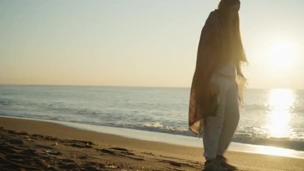 Tânără Singură Plimbă Lungul Plajei Sticlă Șampanie Într Dimineață Răcoroasă — Videoclip de stoc