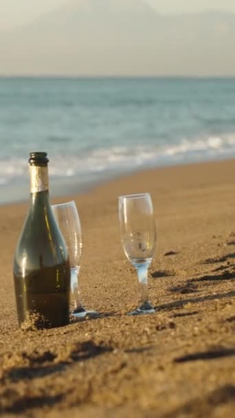 Deniz Kenarındaki Altın Kum Iki Boş Bardak Bir Şişe Şampanya — Stok video