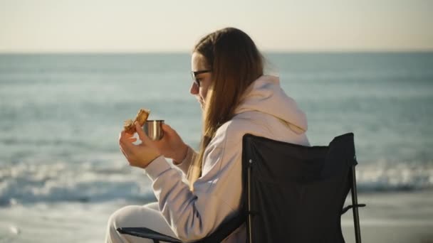 Det Sval Morgon Ung Kvinna Sitter Stol Havet Beach Äter — Stockvideo