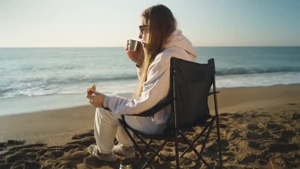 Snídaně Písečné Pláži Mladá Žena Bagel Pije Horký Čaj Termosky — Stock video