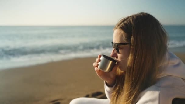 Πρωινό Δίπλα Στη Θάλασσα Μια Νεαρή Γυναίκα Θαυμάζοντας Sunrise Ποτά — Αρχείο Βίντεο