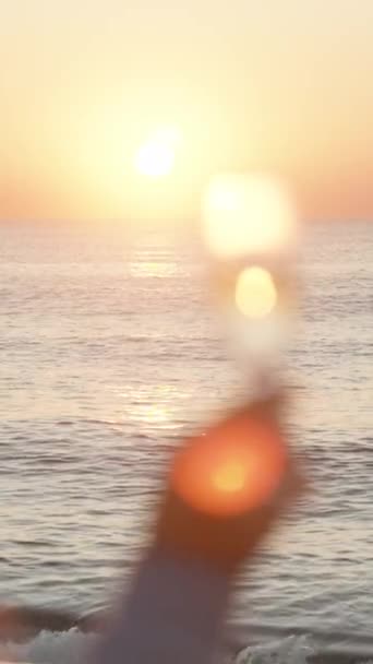 Denizde Gün Doğumunda Genç Kadın Bir Kadeh Şampanyadaki Güneş Işınlarının — Stok video