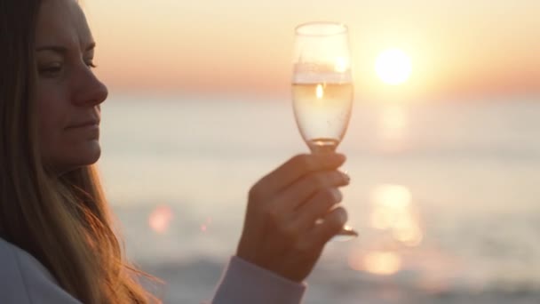 Giovane Donna Gira Bicchiere Champagne Mano Alba Sul Mare Riflesso — Video Stock